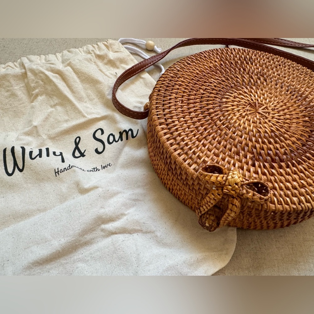 Wicker round crossbody bag